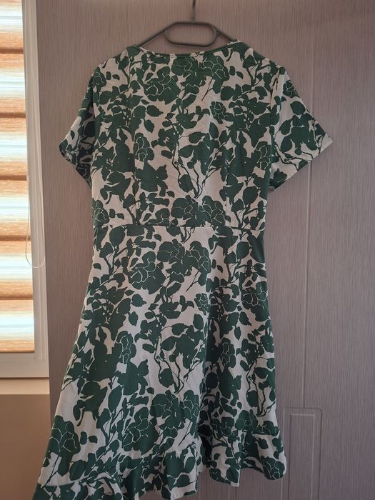 Рокля с флорални мотиви