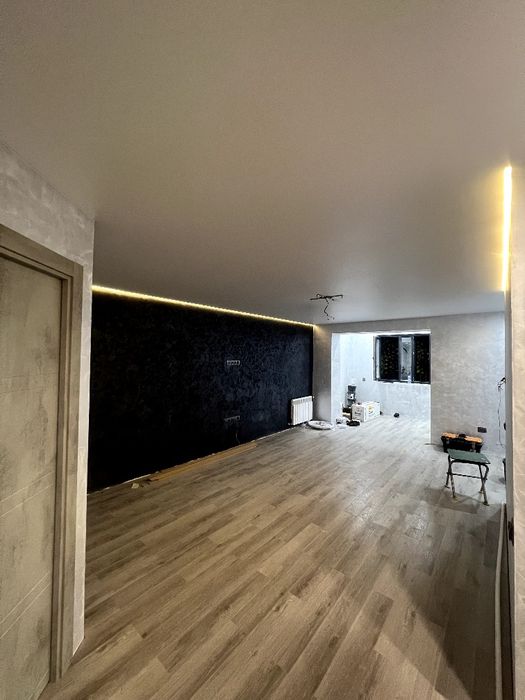 Натяжные, теневые и парящие потолки. Со скрытым карнизом