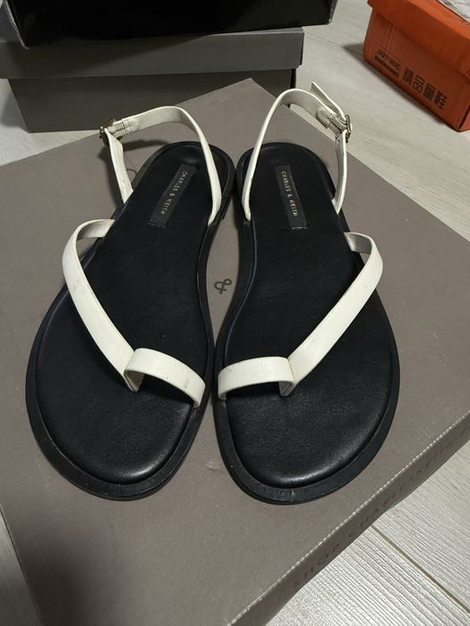 Продам сандалии Charles&keith