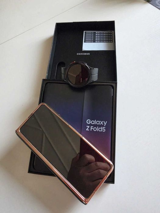 Samsung Galaxy Z Fold 5 со смарт часами