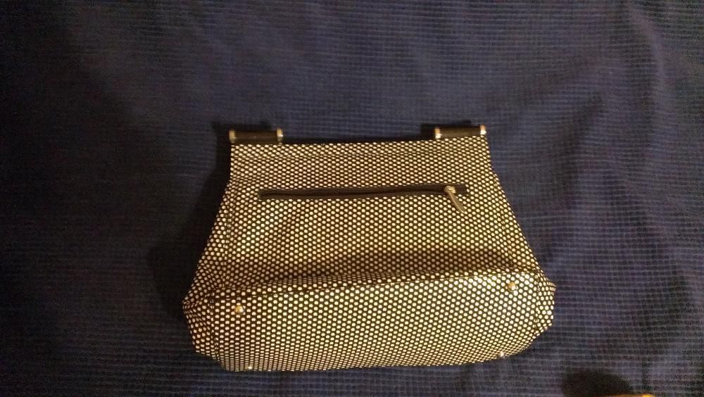 Дамска кожена чанта на черни и бели точки