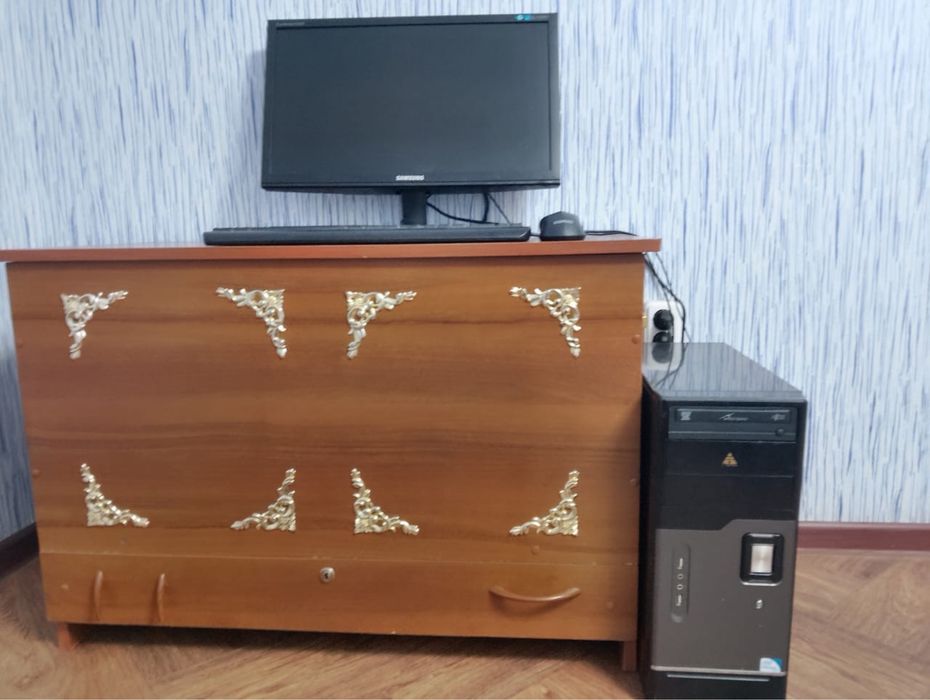 Компьютер Sumsung и процессор, клавиатура и мышка. В рабочем состоянии