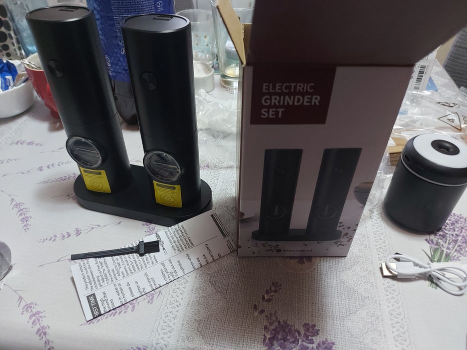 Set rasnita sare, piper, etc. 2 Bucati