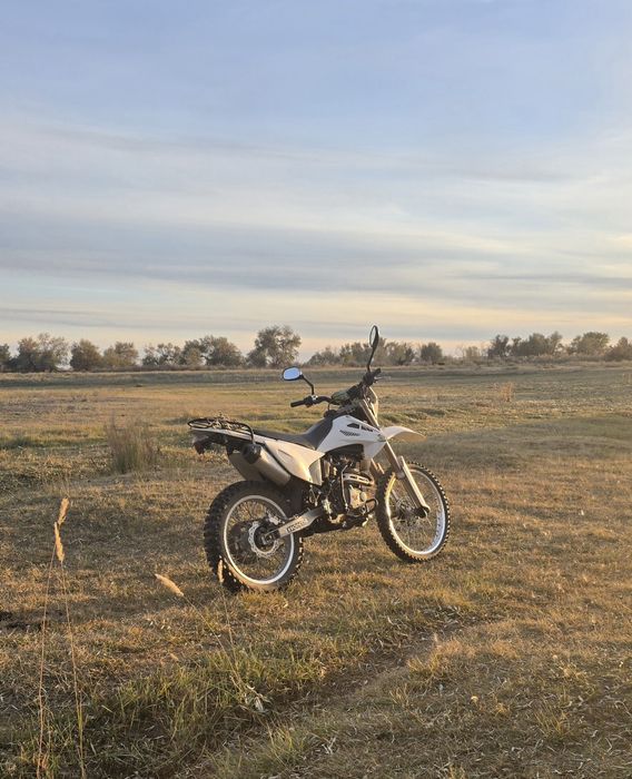 Мотоцикл эндуро спорт.