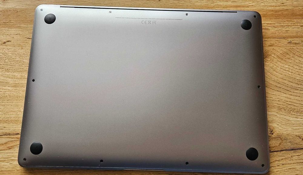 MacBook Air 13" M1 2020 / 16GB RAM / 256GB SSD (работи с външна клавиатура)