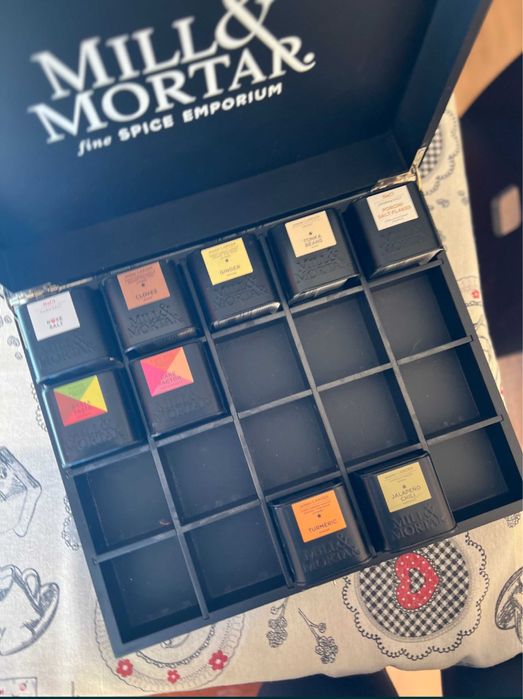 Mill & Mortar кутия за подправки с 20 гнезда