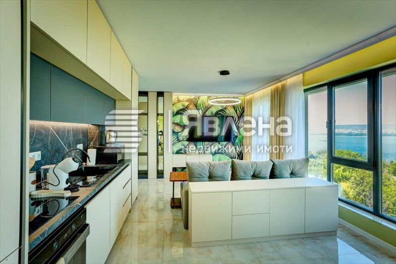 Дава се под наем Тристаен апартамент в Варна, Галата - 108 кв.м за 950 € - Снимка #1