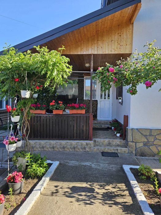 Casă renovată pe exterior, cu curte și grădină – Câmpia Turzii