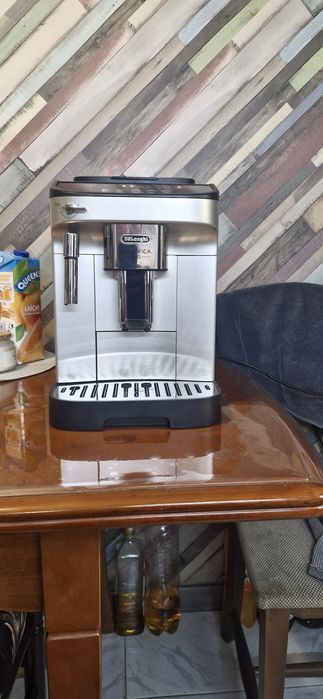 Продавам Delonghi Magnefika evo