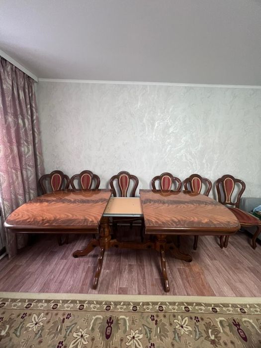 Стол студия в гостиной