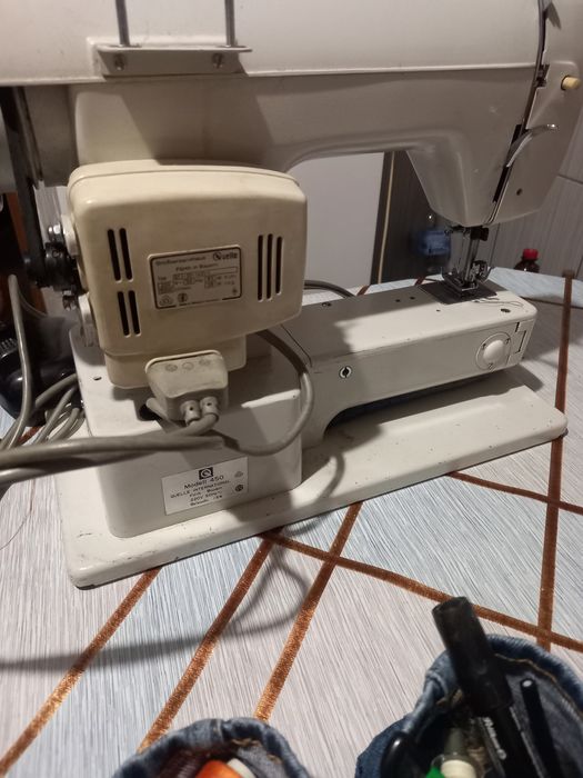 Mașină de cusut din metal