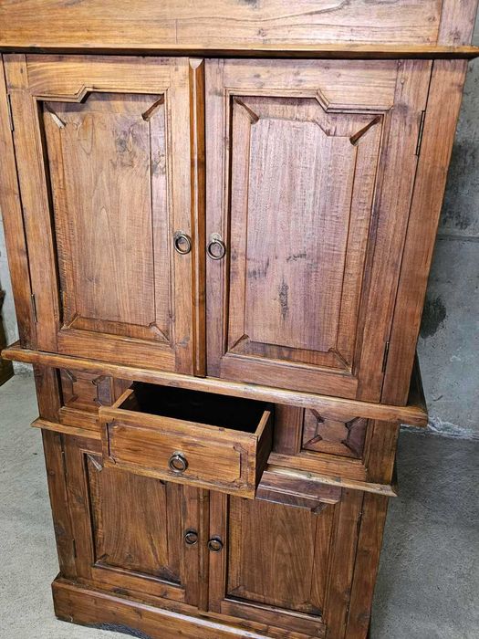 Масивен шкаф изработен изцяло от масив