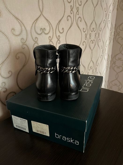 Продам демисезонные сапоги и ботинки