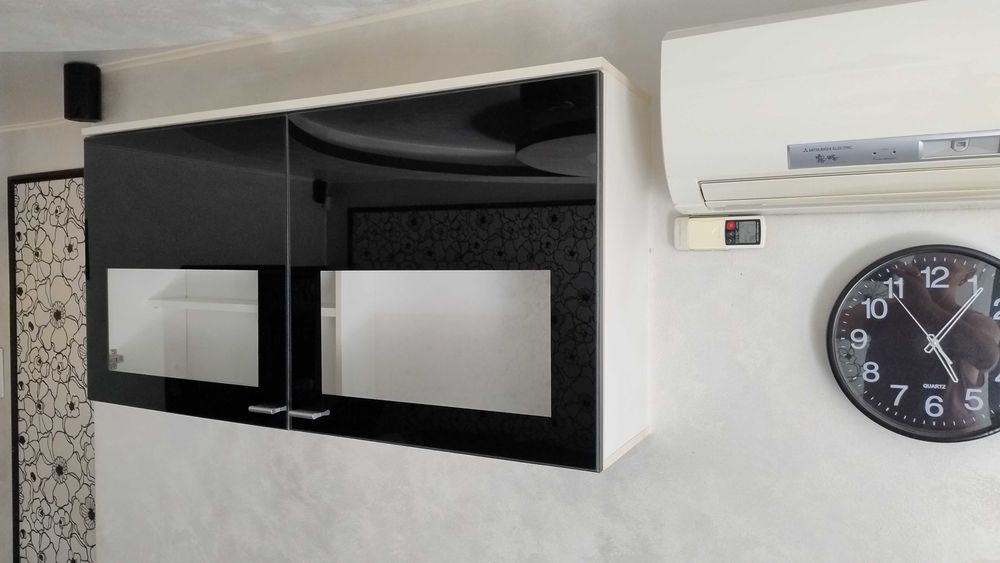 ШКАФ ЗА ХОЛ-/Черно и Бяло/