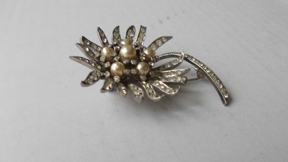 Brosa veche din argint floare cu perle