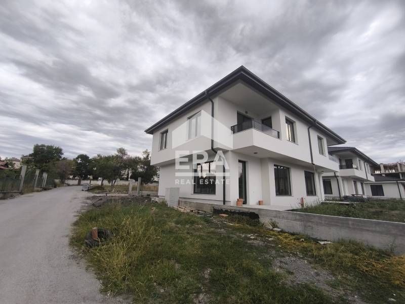 Готови еднофамилни двуетажни къщи в затворен комплекс в кв. ,,Младежки