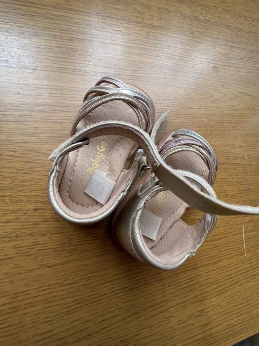 Продам детскую обувь