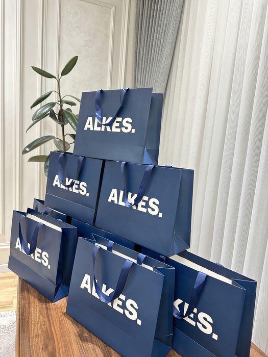 Гул учун подарочный пакетлар.  Бренд номи езилган  бумажный пакетлар