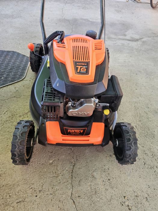 Masina de tuns iarba  benzina