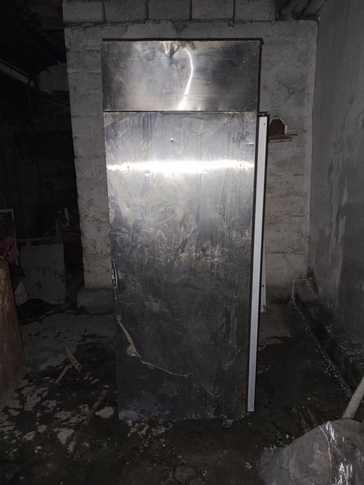 Срочно продам большой витринный холодильник в робочем состояние
