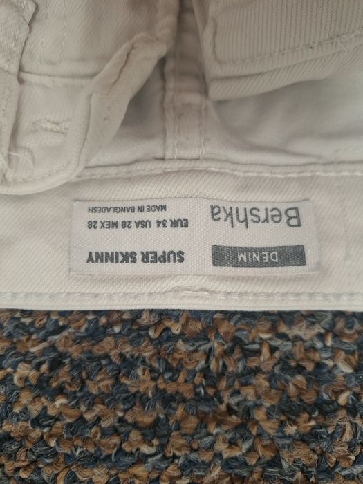 Blugi albi Bershka