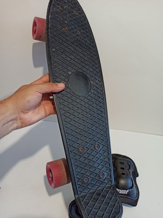 Skateboard cu casca si genuchere reglabile