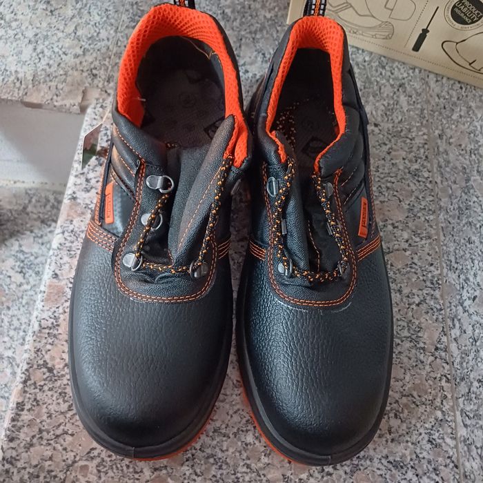 Продавам работни обувки