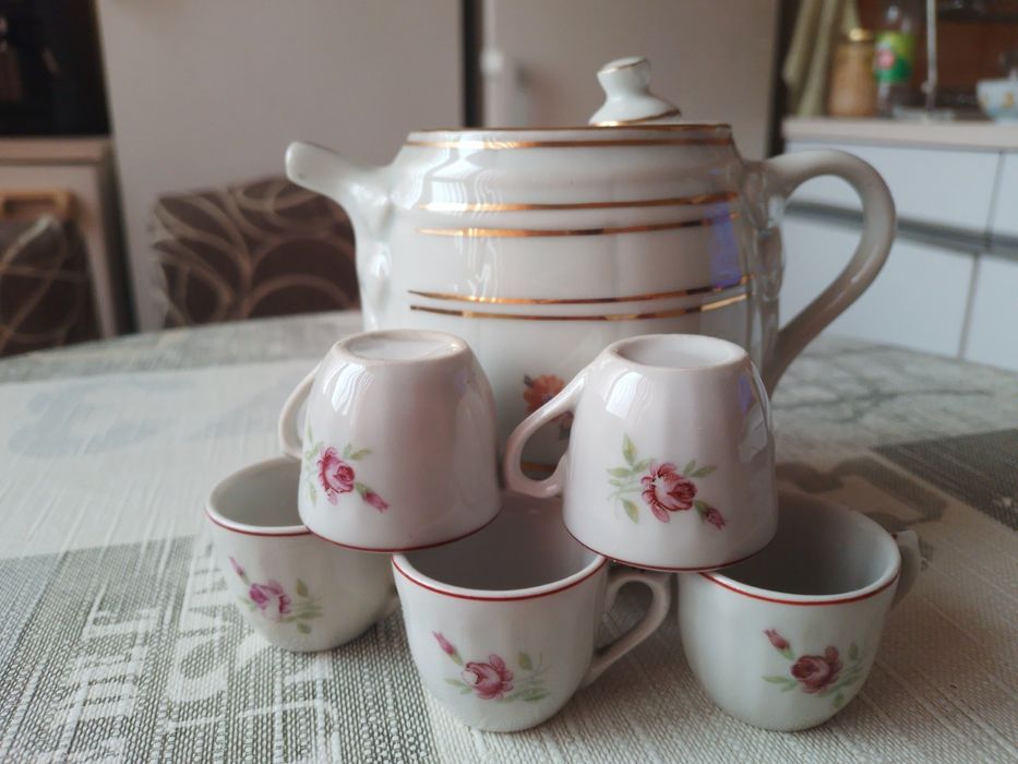 Стар порцеланов сервиз