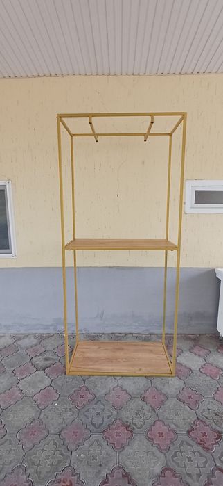 Торговое оборудование,вещалки,раздевалка.