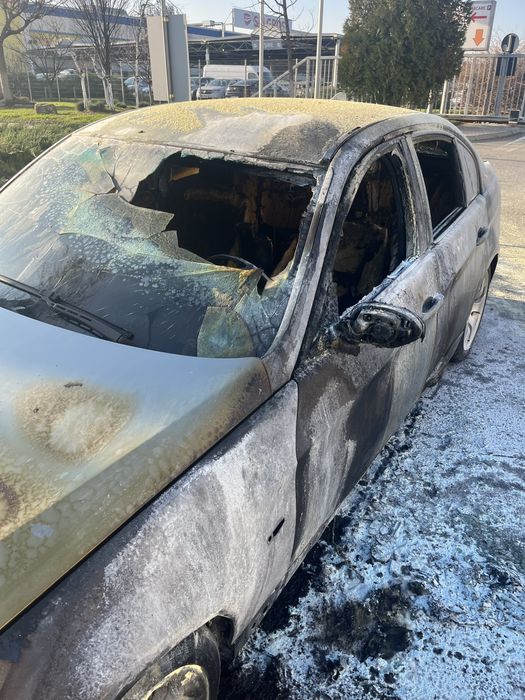 BMW e90 320i, Ars ieri.