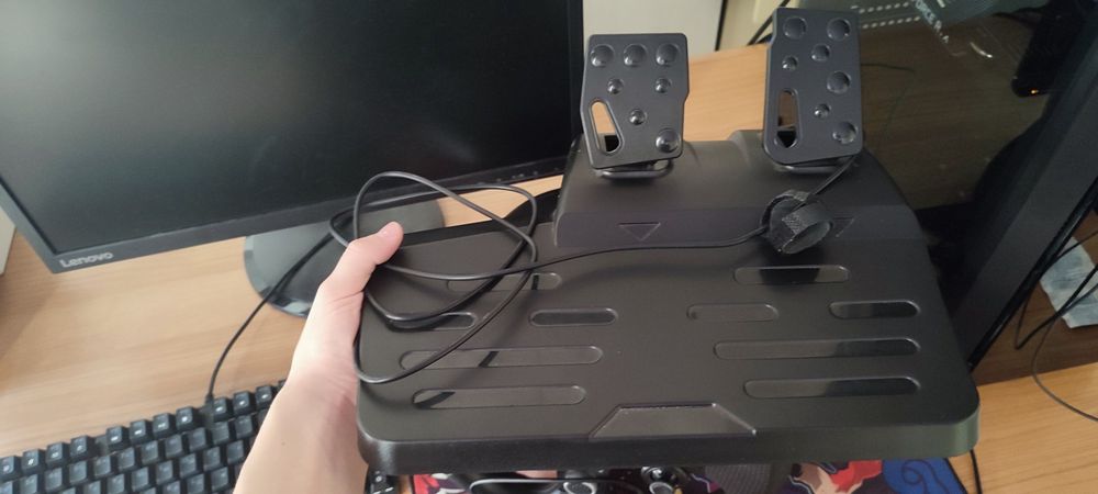 Продаю игровой руль SVEN GC-W900