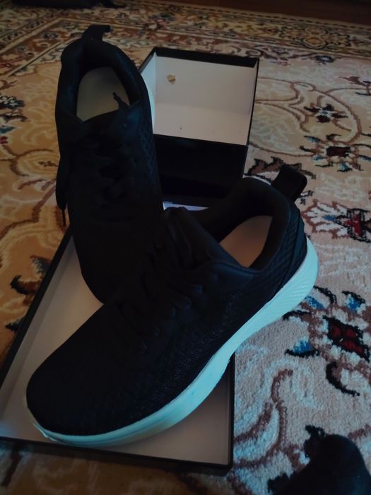 Продам чёрные кроссовки