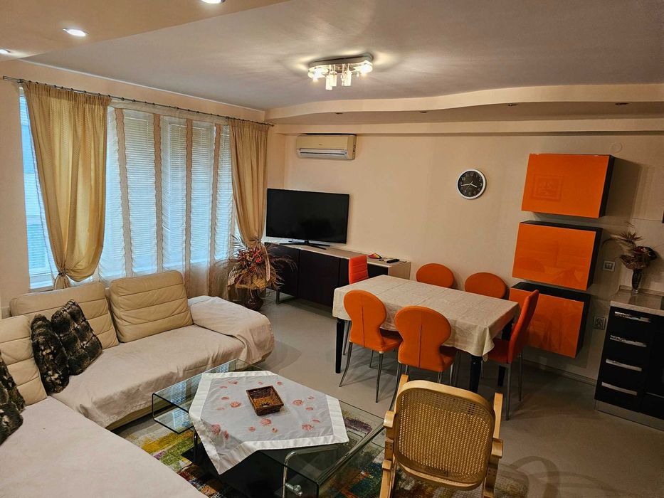 Тристаен апартамент -близо до Медицински Университет, Червен площад