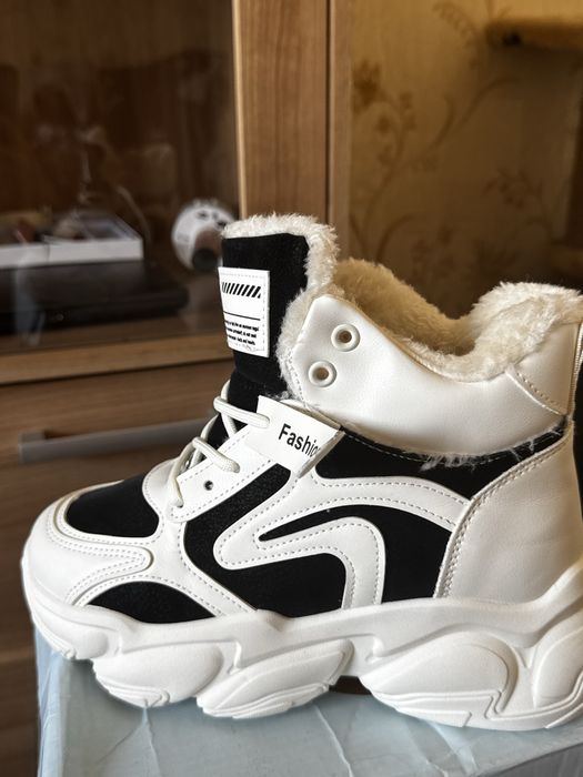 Новые зимние кроссовки