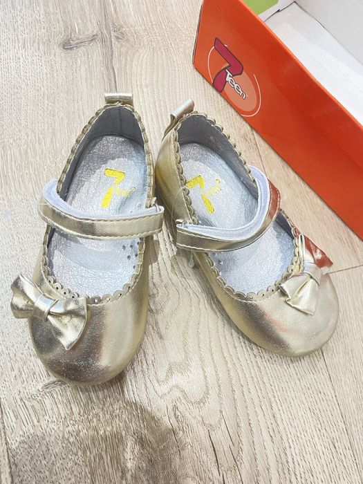 Продам новые туфли на девочку