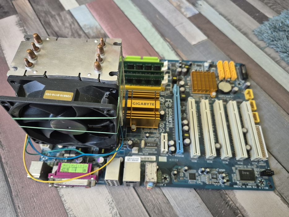 GIGABYTE дъно процесор и рам LGA775