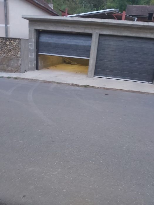Poarta de garaj secționala