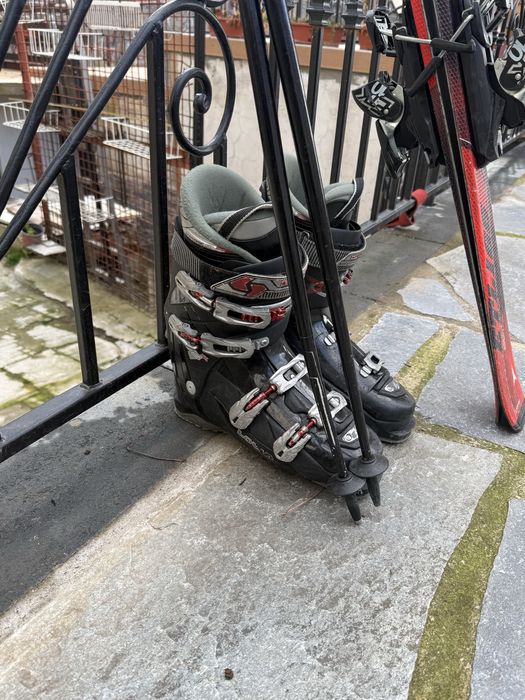 Ски , ски обувки и щеки.