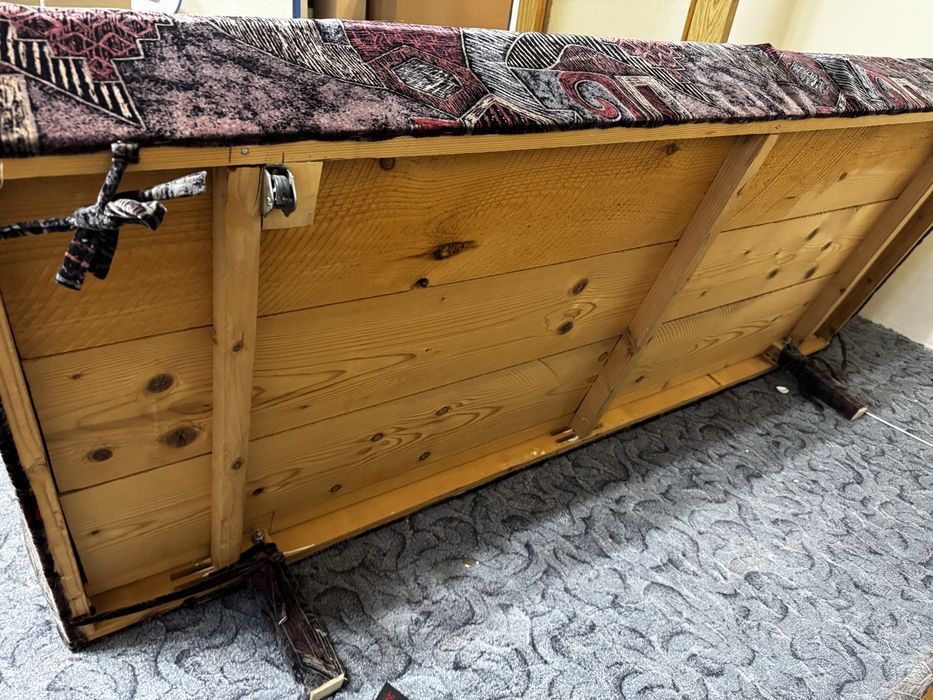 Canapea extensibila- pat 160x200  structura lemn masiv stare buna