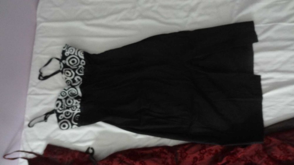 Официални рокли по 10 евро всяка.