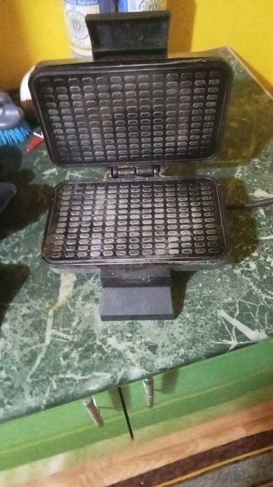 Вафельница робтает