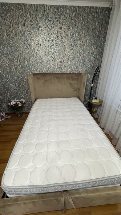 Кровать с матрасом