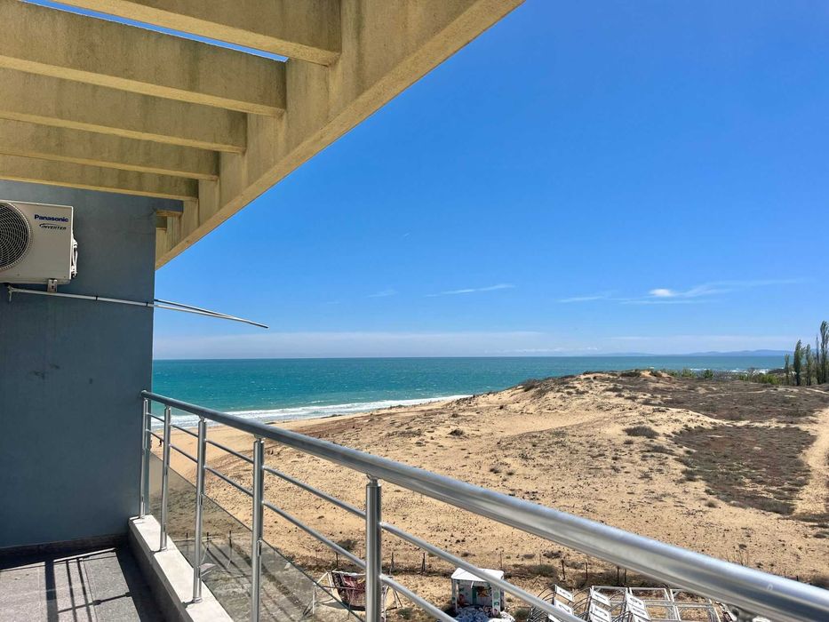 Просторен двустаен апартамент с гледка море, Първа линия, Ниска такса