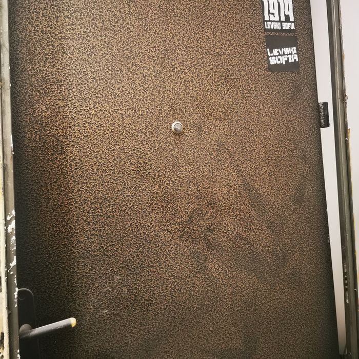 Метална врата, ползвана