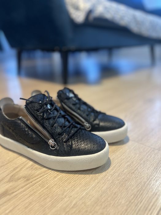 Vând sneakers modelul Giuseppe Zanotti Frankie, mărimea 41, originali 100%.