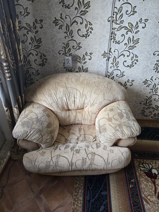 Диван с двумя креслами