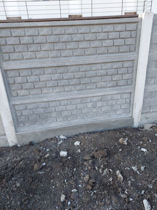 Executăm gard de plăci și beton