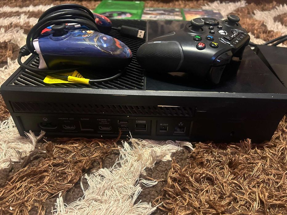Pachet Xbox One 1TB + 3 Manete (Ediție Marvel) + 7 Jocuri (MK11, Witcher, COD)