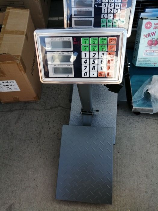 Японска професионална и прецизна електронна везна с метална платформа,