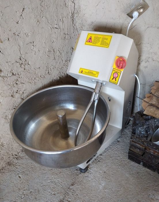 Mikser va buxanka qolip sotiladi.